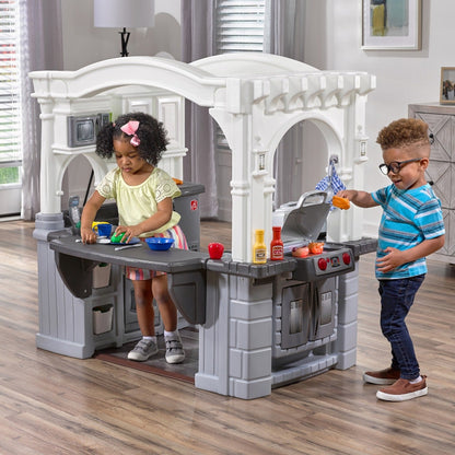 Grand Walk-In Classic Kitchen & Grill with children playing