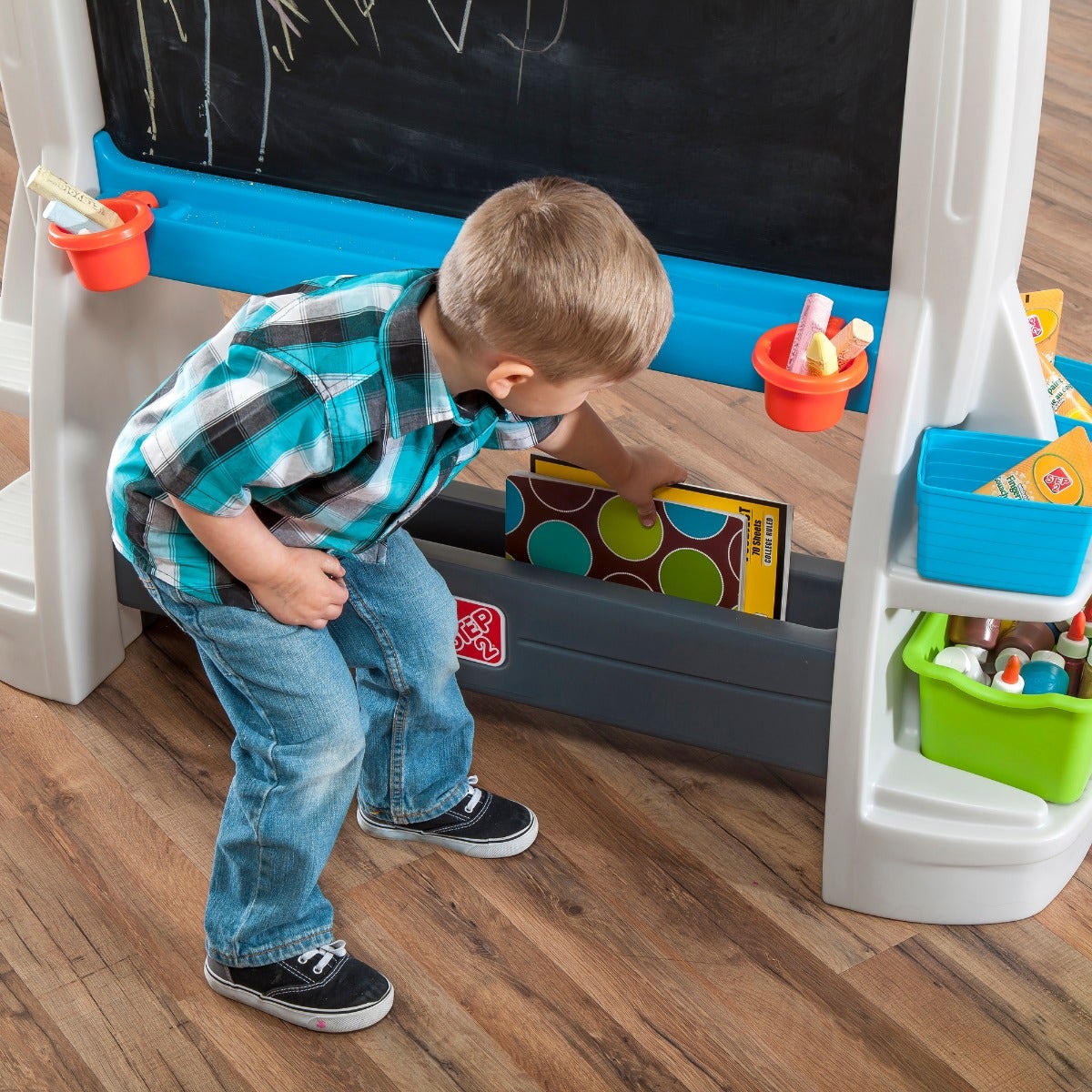 Jumbo Art Easel built-in storage pockets